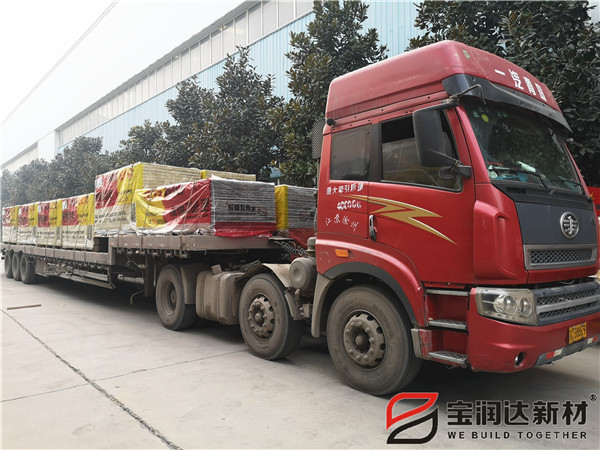 寶潤達巖棉一體板裝車(chē)發(fā)貨